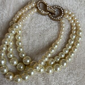 Elegant Pearl bracelet with Gold Accents
